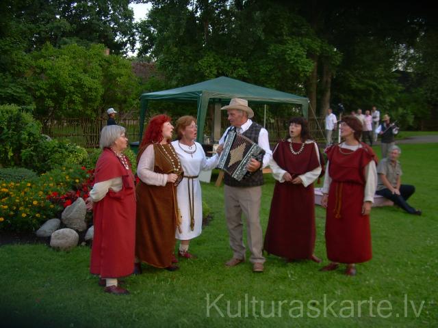 Folkloras kopa "Laukam pāri"
